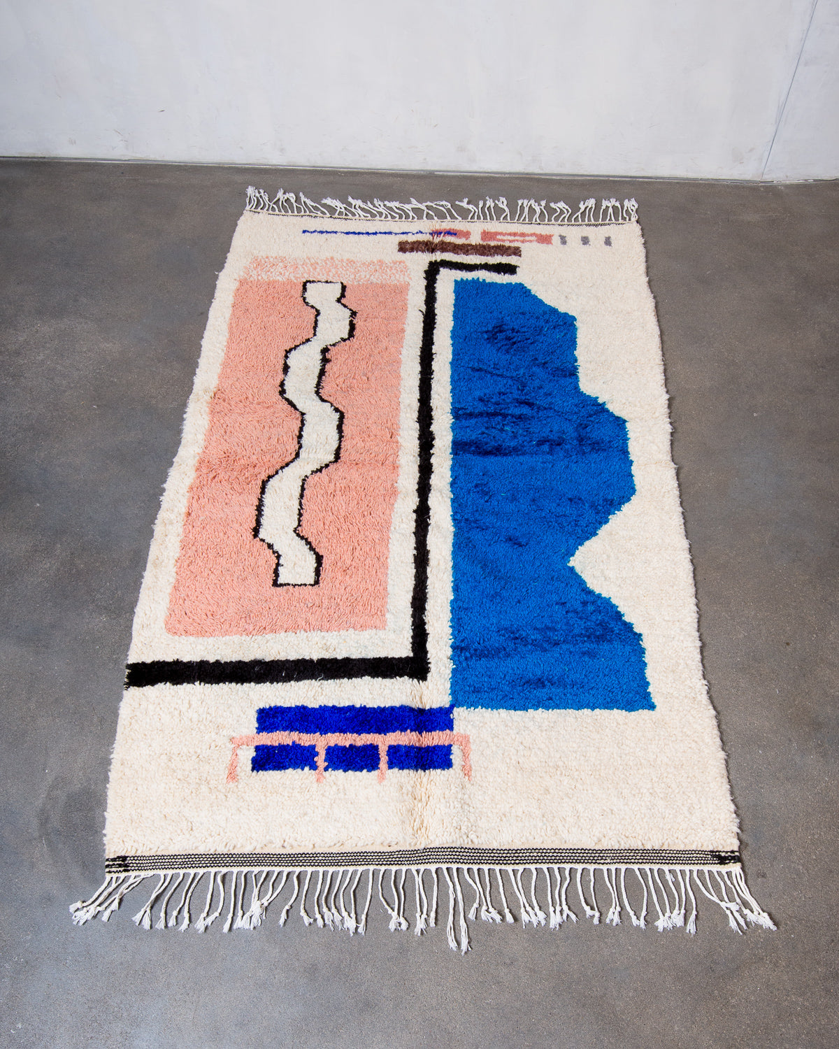 Modern designer handcrafted Berber rug from Morocco. Azilal rug with beautiful colours and patterns. Made of sheep’s wool and colourful cotton.